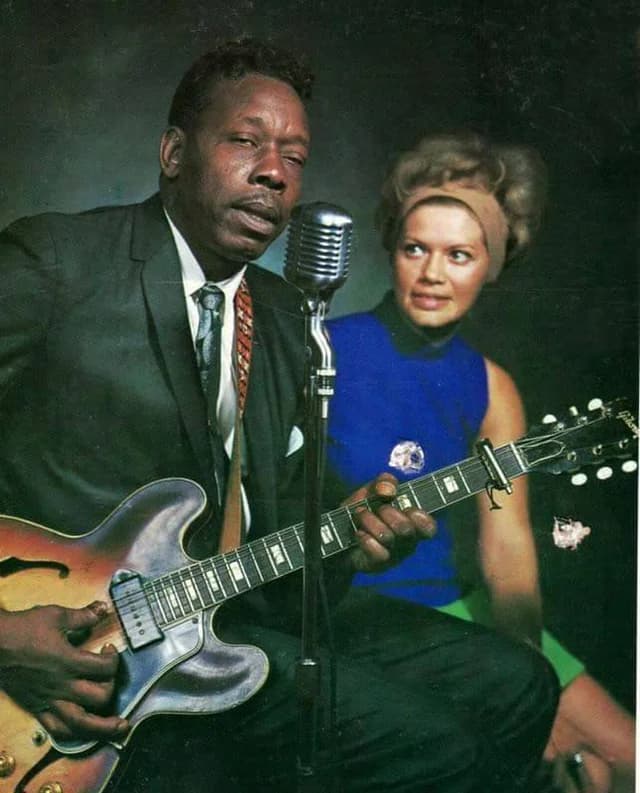 Slim Harpo duo microphone portrait